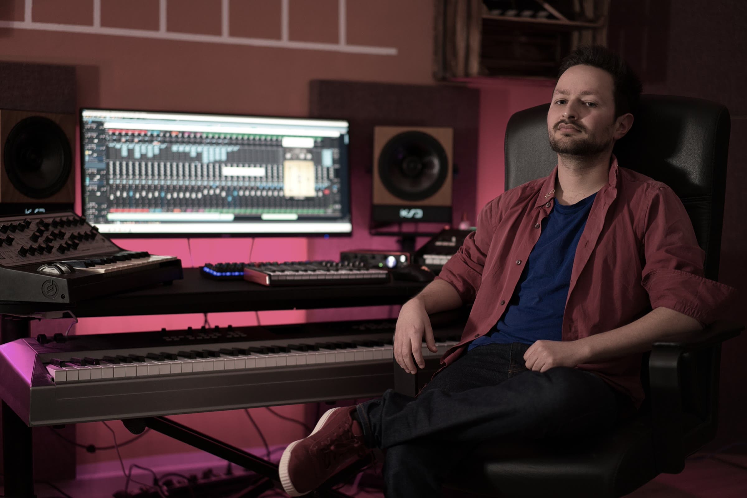 Issa in seinem Studio, hinter ihm Keyboards und die Mixing-Session