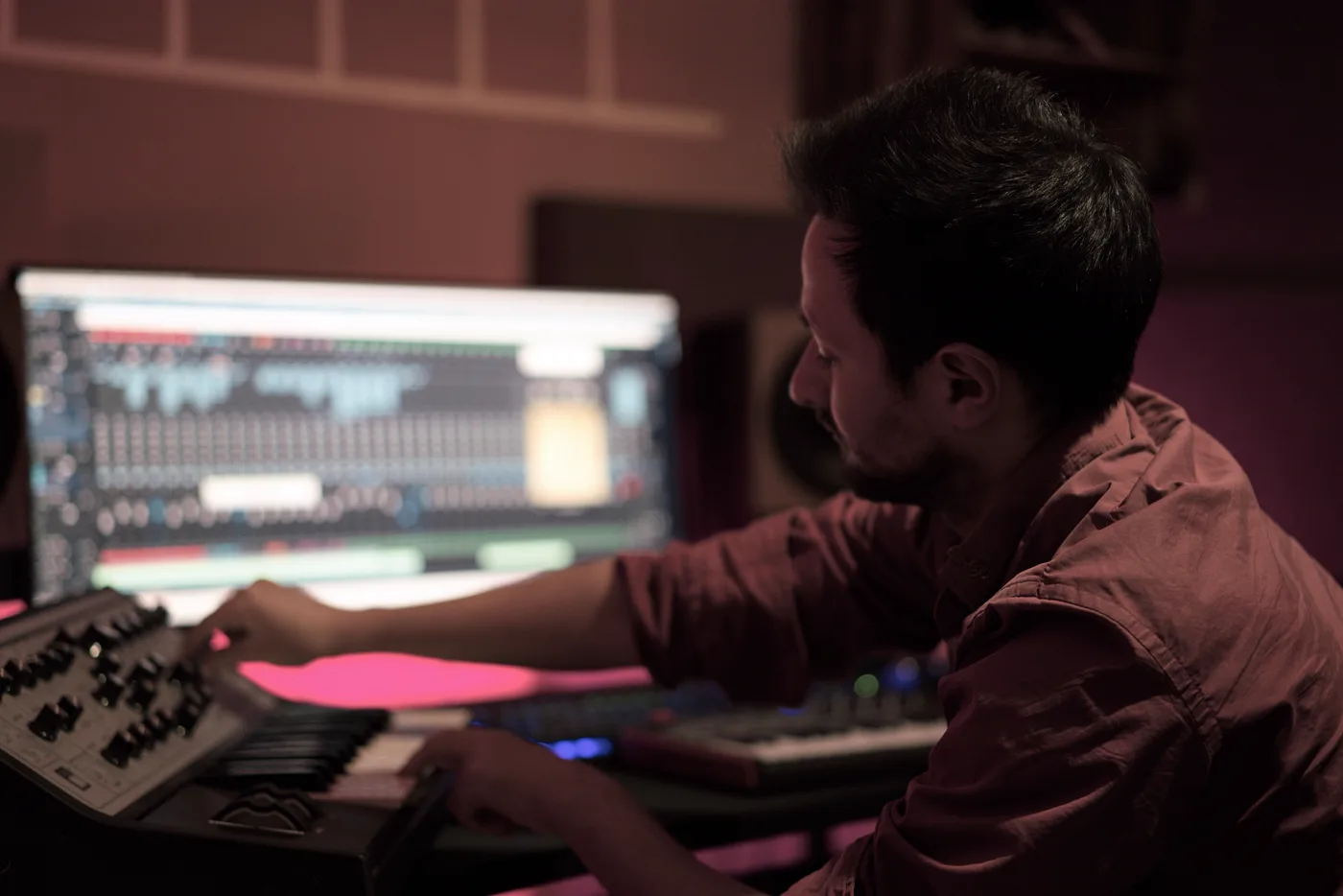 Issa arbeitet während einer Recording-Session an Synthesizer und DAW