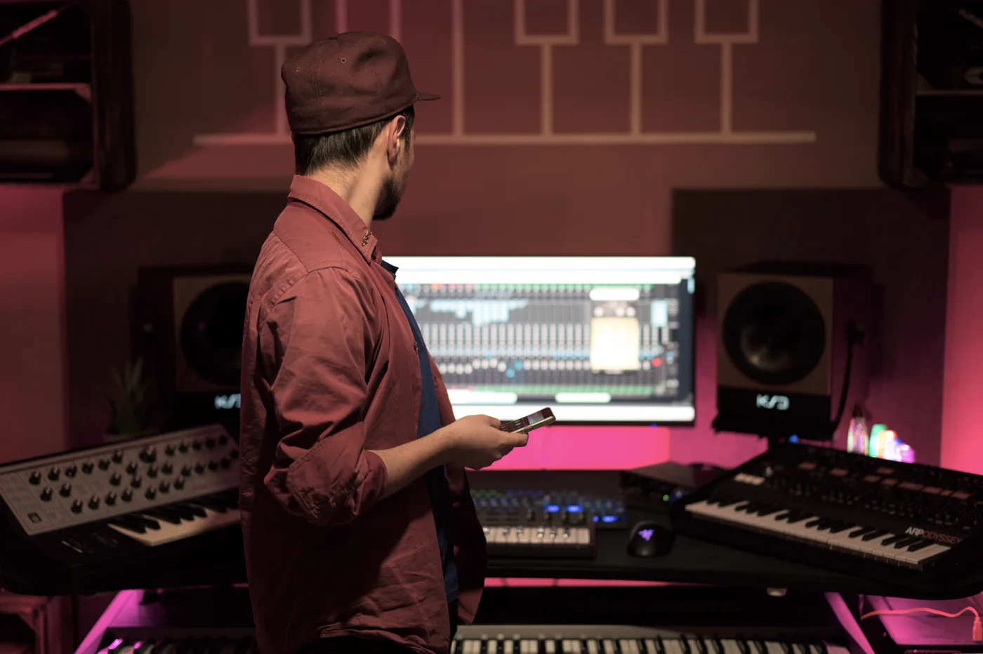 Issa bearbeitet das Arrangement vor der geöffneten Studio-Session
